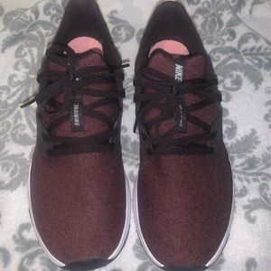 Women’s Nike tennis shoes BURGUNDY/pink